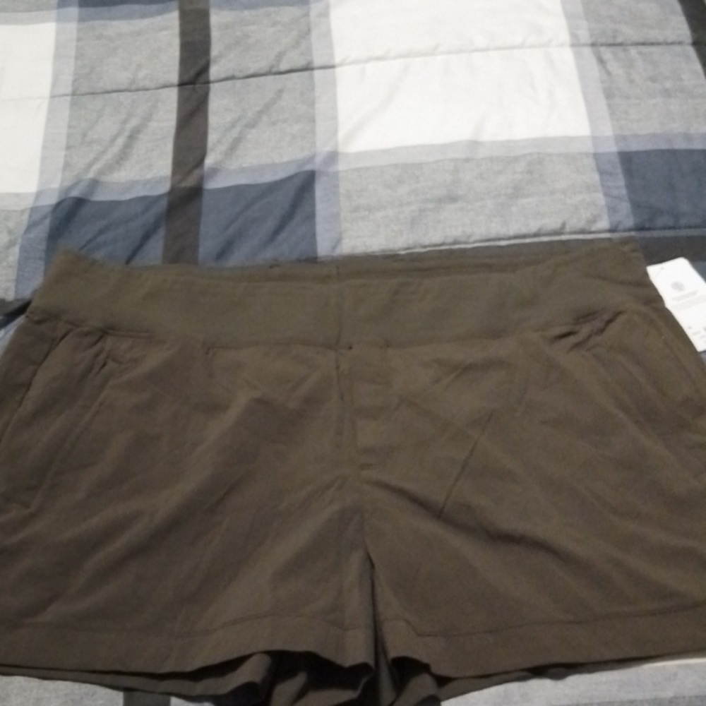 ! A5 Athleta 26 Trekkie North green shorts NWT